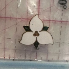 Trillium Flower   Lapel Pin