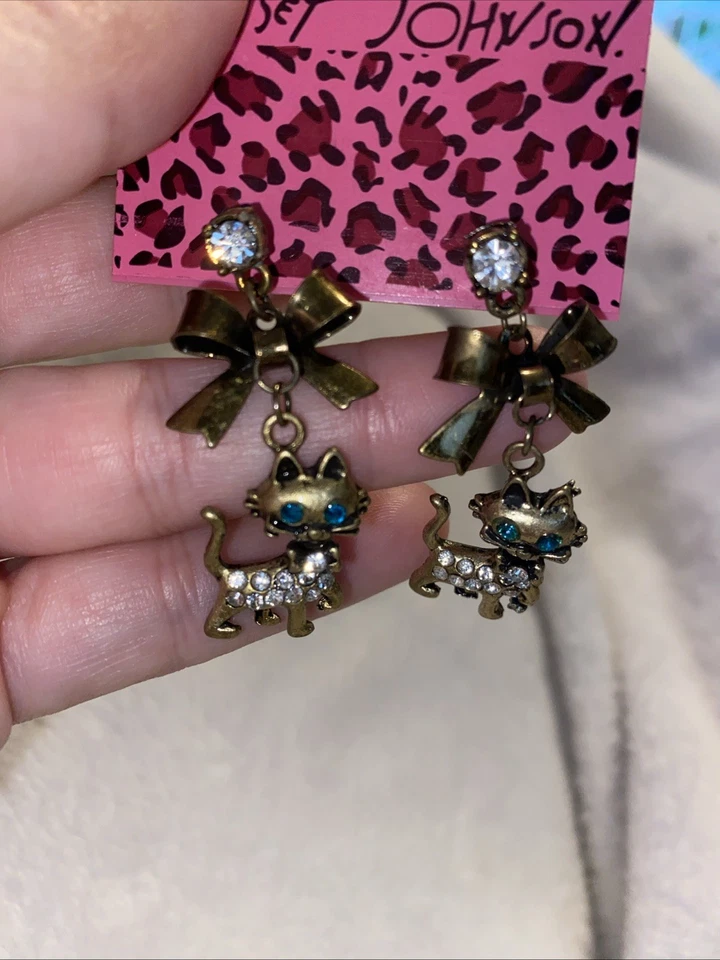 PENDIENTES COLGANTES BETSEY JOHNSON KITTY CAT Estrás Arco Declaración Nuevos Foto 4 de 4