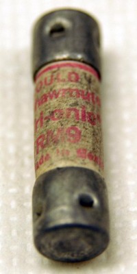250 VAC 9 AMP SHAWMUT TRI-ONIC TRMS FUSE (K-1-6-8-D-71)