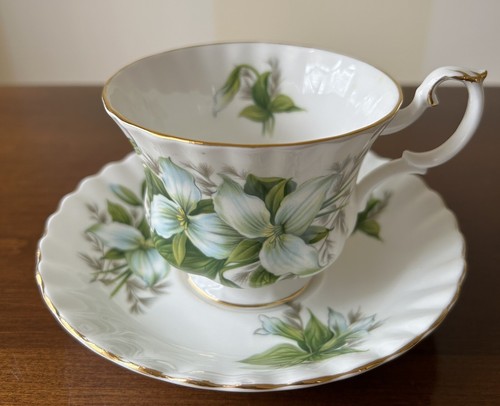 Royal Albert Trillium Bone China Teacup And Saucer England Green White Gold Trim - Picture 4 of 12