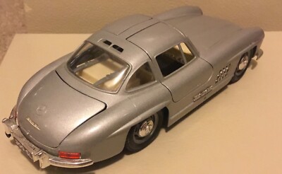 Bburago Mercedes-Benz 300 SL 1954 1:24 stříbrné od 309 Kč