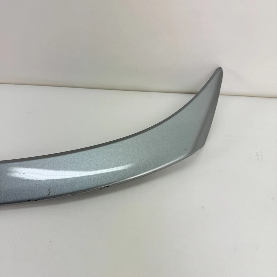 Оригинальный серебристый спойлер крыло на заднюю крышку багажника Toyota Camry 2018–2024 годов выпуска 76085-06905 - Изображение 3 из 4