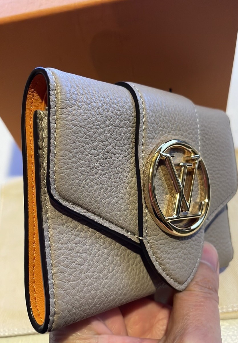 限定アイテム♪【Louis Vuitton】LV Pont 9コンパクトウォレット Louis Vuitton LV Grained Calfskin Pont 9 Compact Wallet Gris