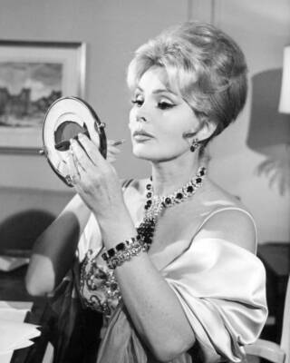 American actress Zsa Zsa Gabor putting on make-up 1965 Old Photo