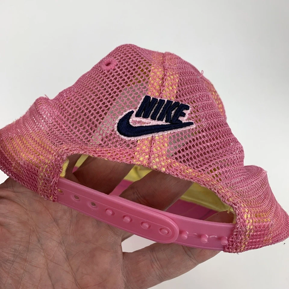 Gorra de béisbol Nike rosa a lunares para niños pequeños con cierre a presión Foto 2 de 3