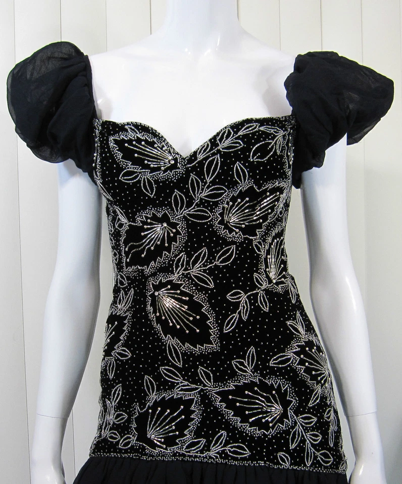 VESTIDO ALYCE DESIGNS VINTAGE PRETO E PRATA TAMANHO 6 Contas Decote Querida - Imagem 2 de 4