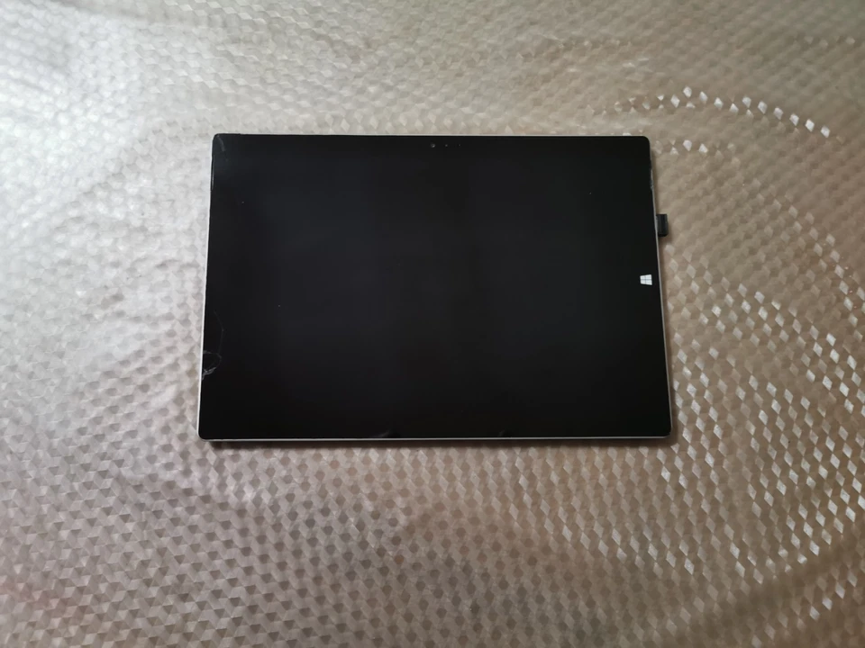 Lotto 3 Microsoft Surface: 2 x "pro 3", 1 x "RT" - Immagine 3 di 4