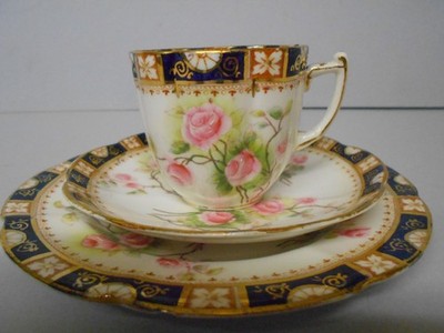 ANTIKES W.L.L DEKORATIVES FEINES BONE CHINA TEESERVICE TRIO HANDBEMALT ROSA SPRAYS