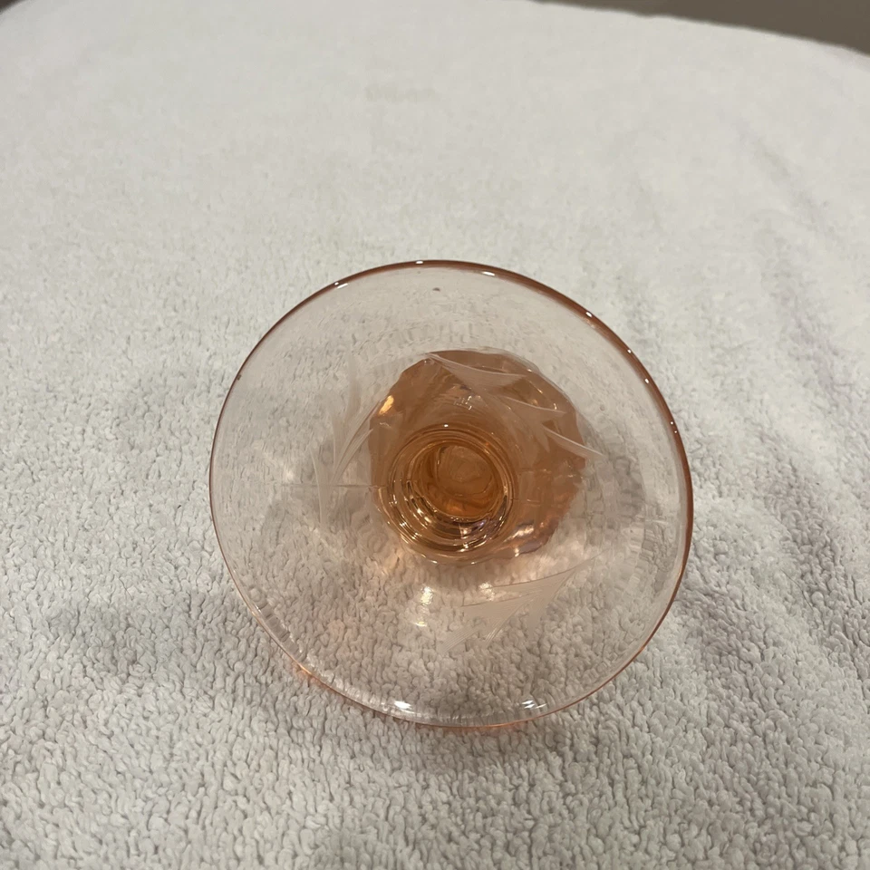 Candelabro de vidrio rosa depresión flores grabadas en base vintage Foto 2 de 2