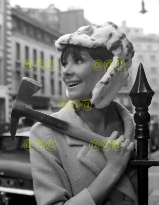 Foto - Maggie London (Maggie d'Abo) Models Edward Mann Hut, London, 1963
