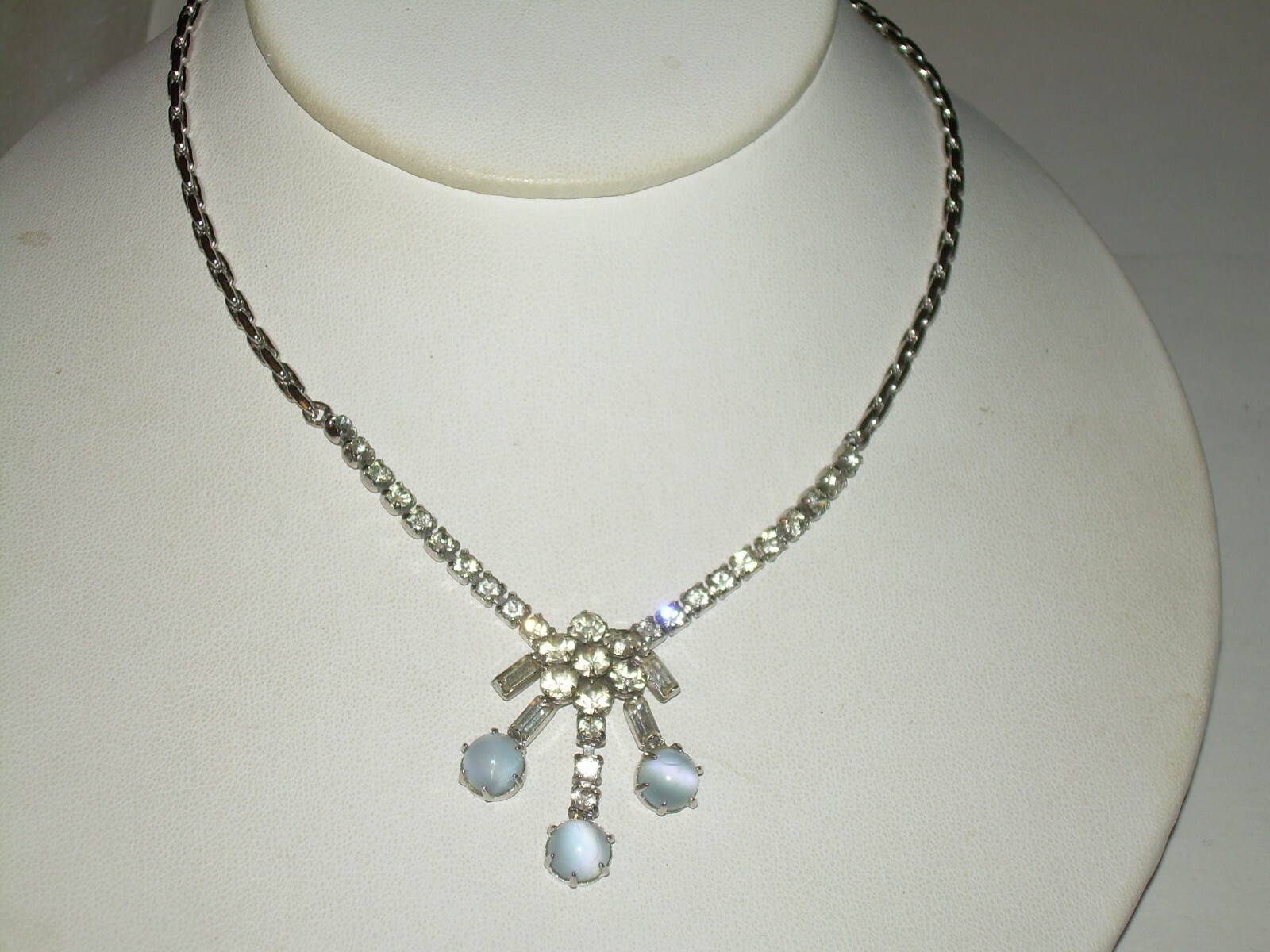 Vintage Leo Glass Rhinestone/Moonstone Necklace 14"… Gem