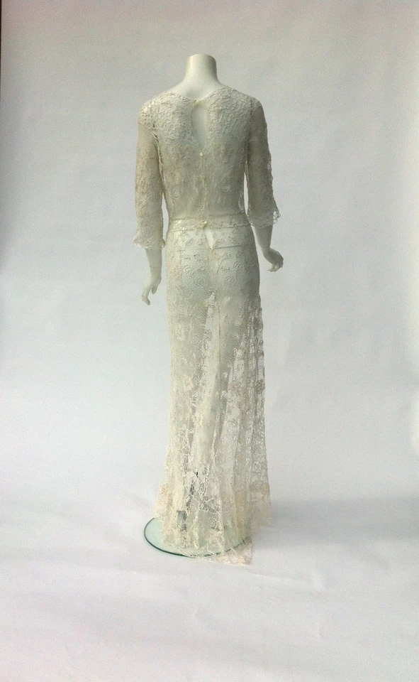 Robe longue en dentelle blanche faite main vers 1900 - Photo 2/4