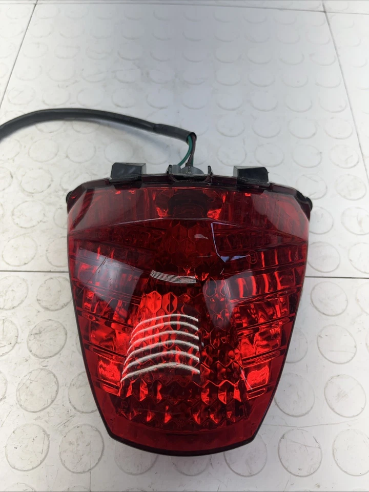 LUZ DE FRENO TRASERA HONDA CB250R CBR300R LUZ DE FRENO TRASERA OEM Foto 2 de 4