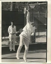 1974 Press Photo Tennis Players Leslie Creekmore & Norma Boyle at Houston Club