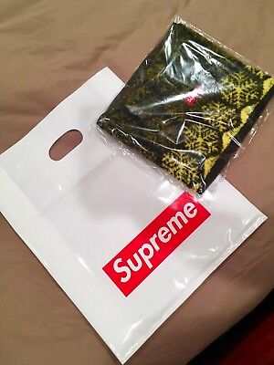 SUPREME NEW YORK SNOWFLAKE. YELLOW SHERPA FLEECE NECK GAITER SUPREME NEW YORK SNOWFLAKE. YELLOW SHERPA FLEECE NECK GAITER