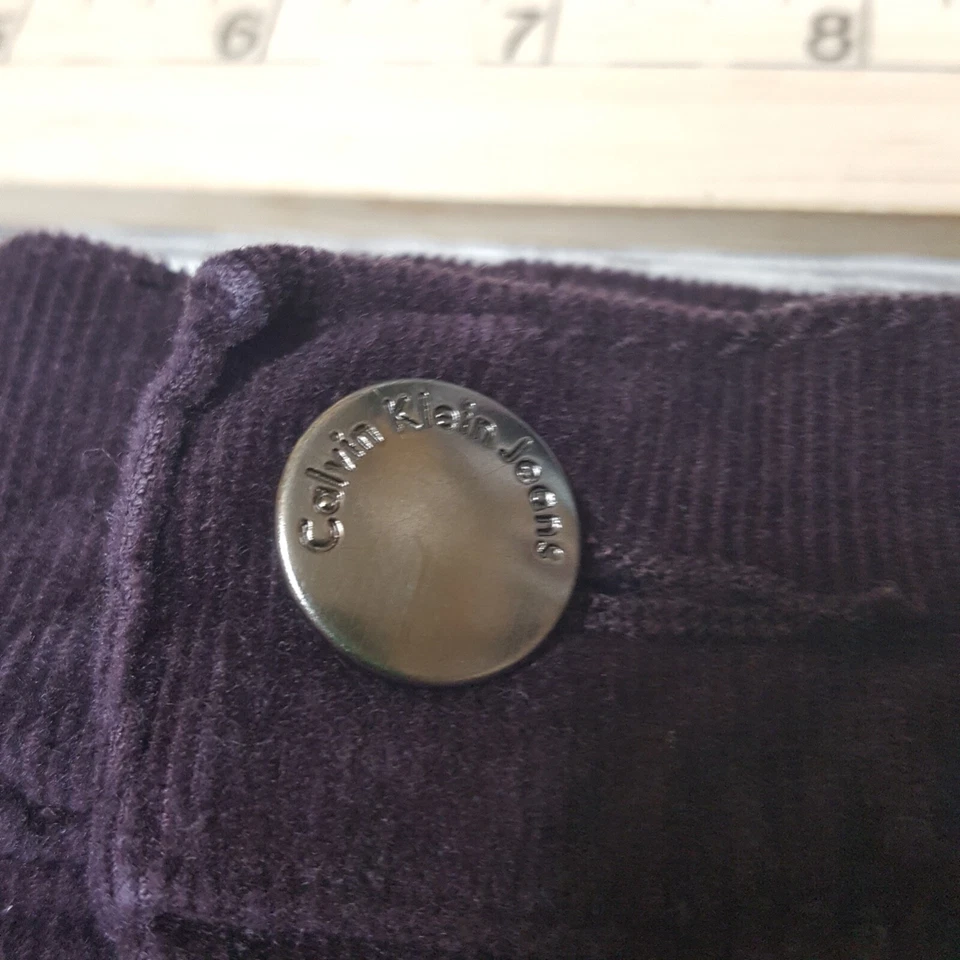 Calça jeans feminina Calvin Klein tamanho 2 veludo reto borgonha escura casual - Imagem 4 de 4