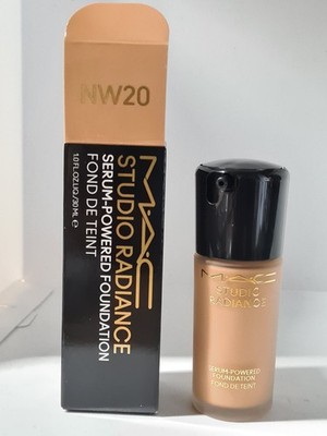 MAC Studio Radiance Serum Powered Foundation 30 ml - Farbton NW20