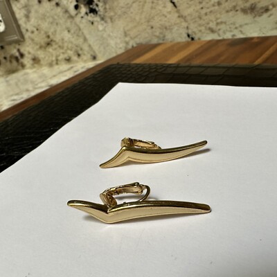 Pretty Signed Trifari Cream Enamel / Gold Tone Clip-on Clip On Earrings