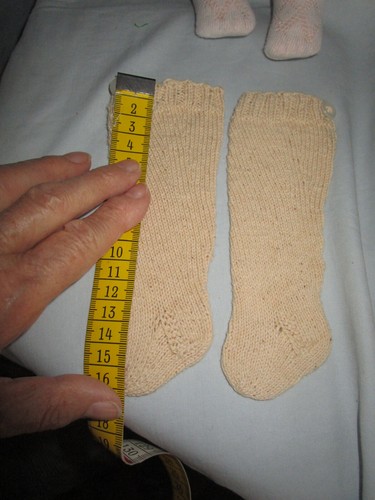 LANGE PUPPENSTRÜMPFE gestrickt - cremefarbig Sohlenlänge ca. 6-6,5 cm - Bild 4 von 4