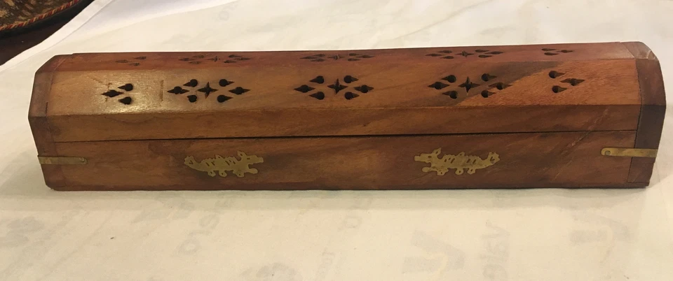CAJA DE INCIENSO CON BISAGRAS DE MADERA TALLADA CON INCRUSTACIONES DE LATÓN MEDIADOS DE SIGLO Foto 2 de 4