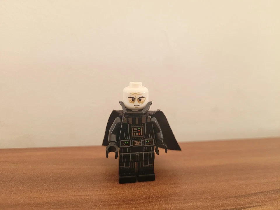 SW1106 Darth Vader - Printed Arms, Black Cape, White Head with Smile - Bild 2 von 4