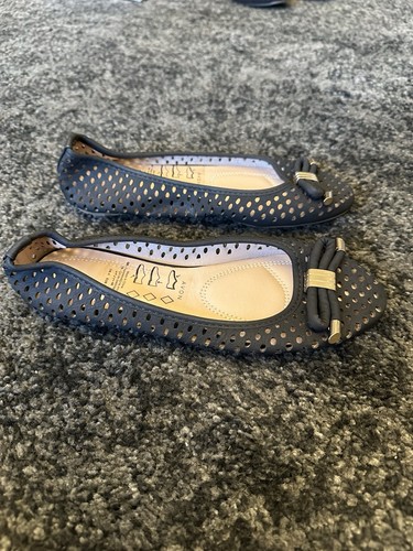 New Flat Pumps, Size 4 - Picture 2 of 5