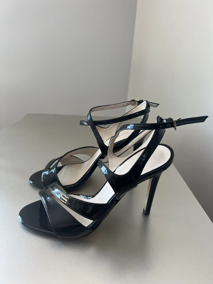 Sandalias de tacón de aguja Karen Millen negras con correa de charol talla 38 EE. UU. 7,5-8 Foto 4 de 4