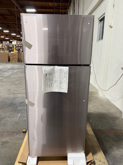 GE 17.5 Cu Ft Stainless Refrigerator Top Freezer Works Good Minor DamageDiscount