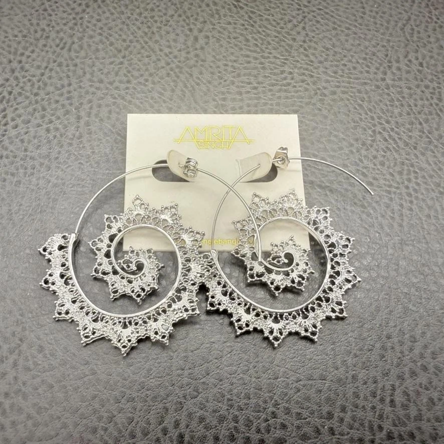 Pendientes de aro en espiral Amrita Singh tono plata filigrana declaración joyería perforada Foto 3 de 4