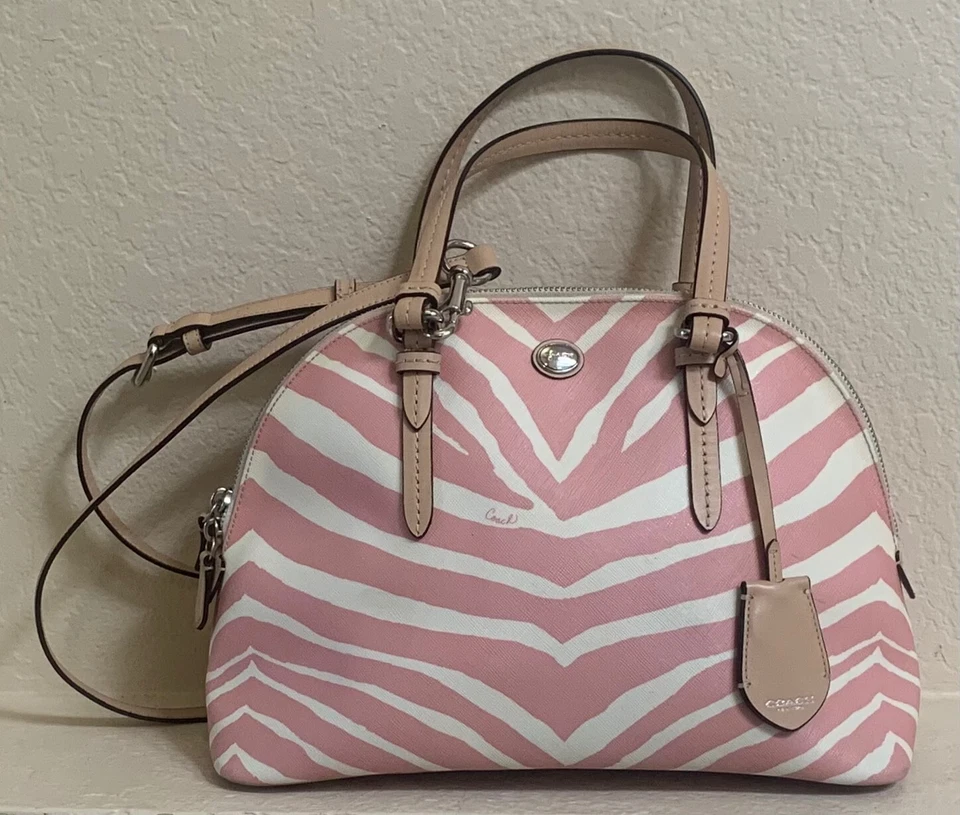Bolso de mano/brossbody Coach Peyton plateado/rosa de tul con estampado de cebra Cora abovedado F33766