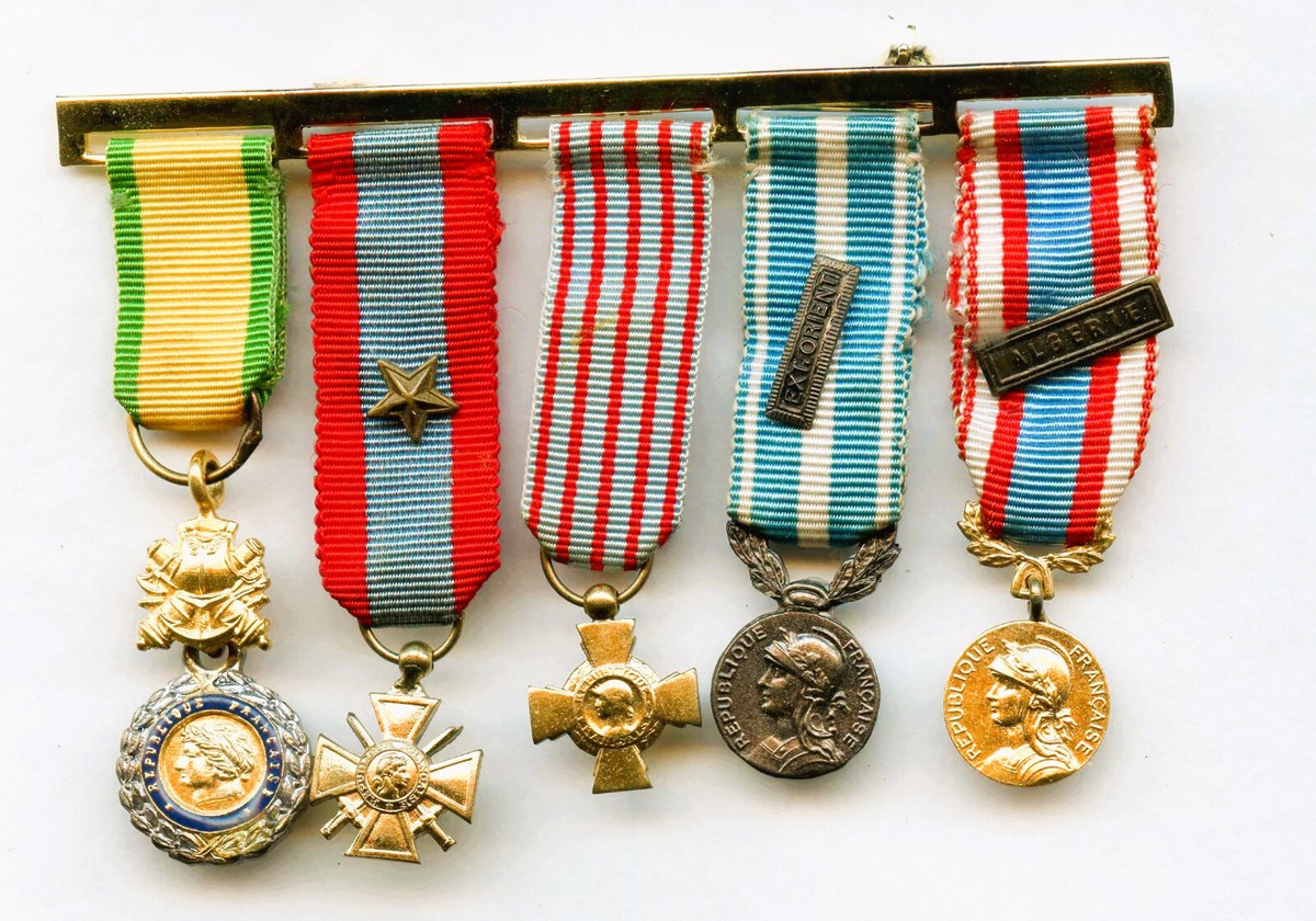 Important lot de décorations avec rubans militaires françaises