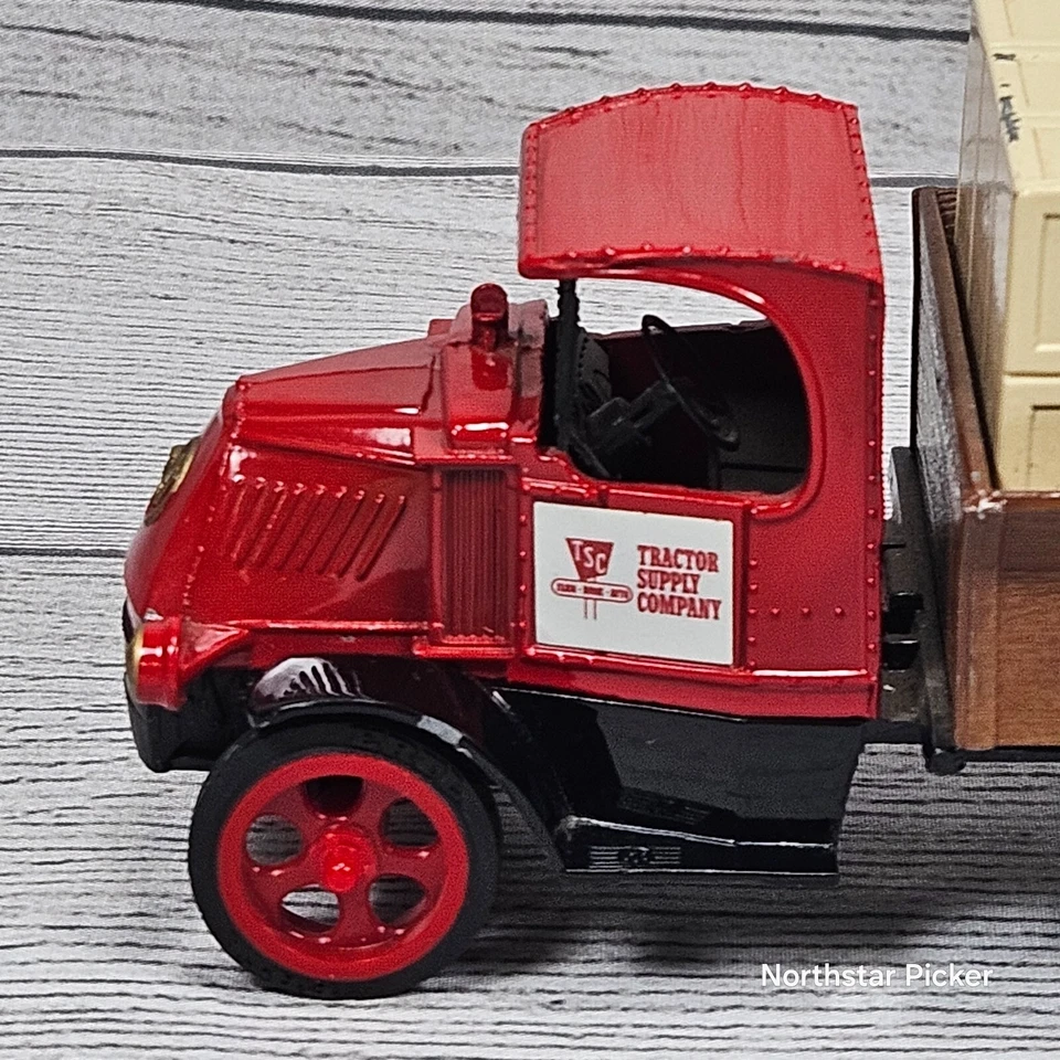 De colección ERTL 1926 Bull Dog MACK Camión Tractor Suministro Rojo Hecho en EE. UU. Banco Diecast Foto 4 de 4