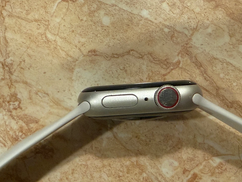 Apple Watch Series 4 (GPS + Celular) 40mm Prata Desbloqueado com Pulseira Branca S/M - Imagem 4 de 4