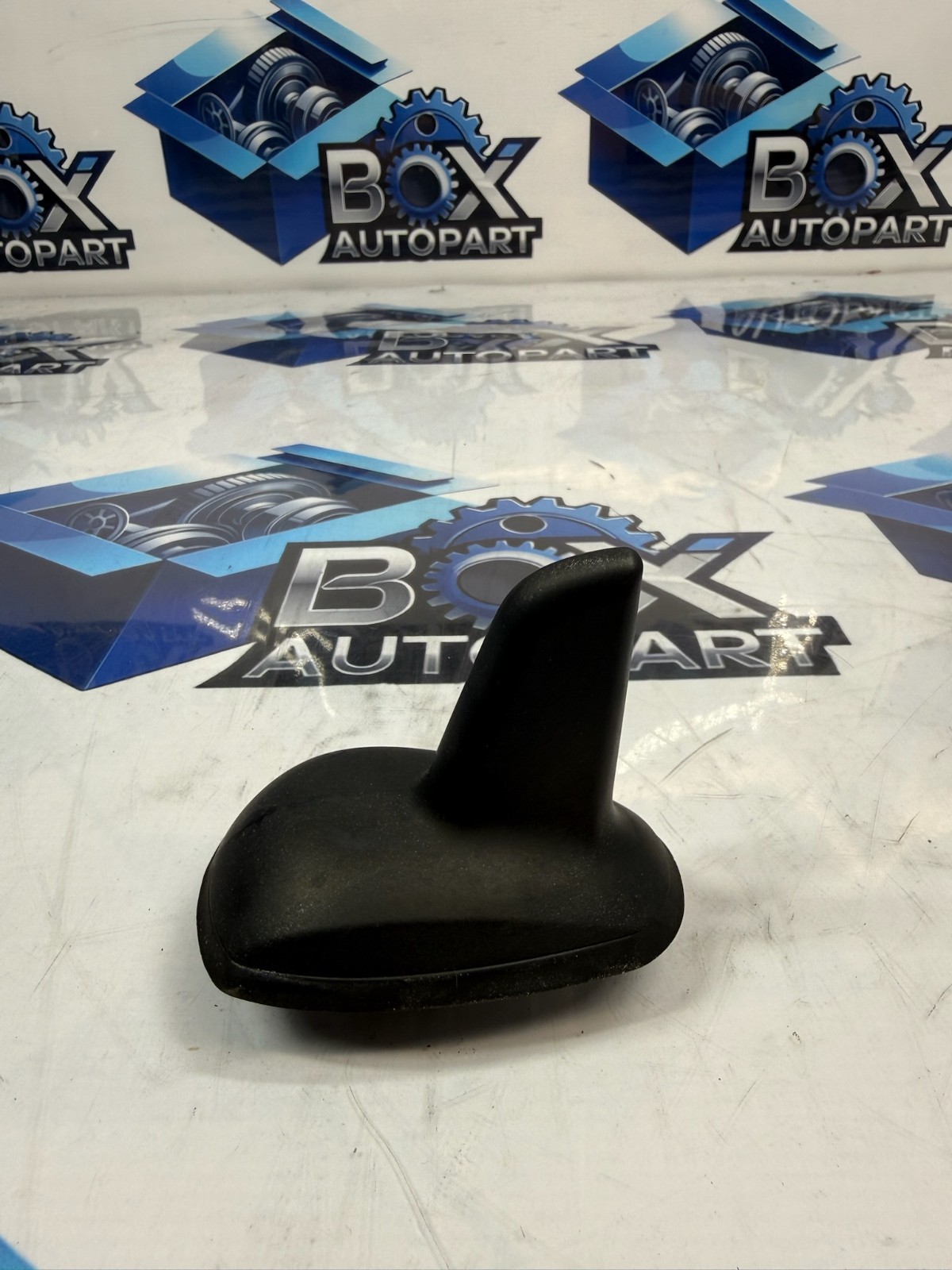 2008-2014 MERCEDES C300 SHARK FIN RADIO SIGNAL ROOF ANTENNA A2048208275 OEM