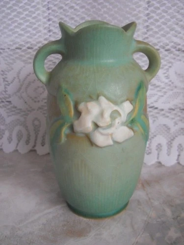 VINTAGE ROSEVILLE DOUBLE HANDLED GARDENIA 681-6 URN VASE