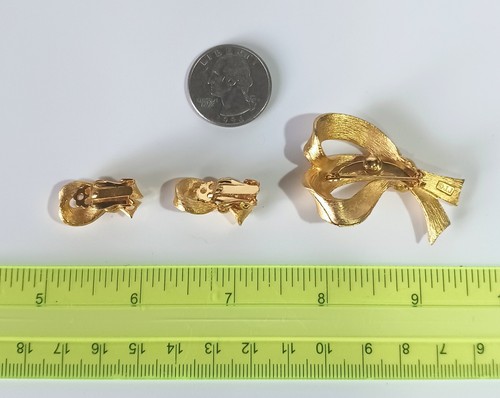 Vintage J.J. Textured Bright Gold-tone Ribbon Bow Brooch & Clip Earrings Set - Picture 8 of 9