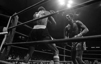 Sugar Ray Leonard Looks To Land A Punch V Larry Bonds Old Boxing Photo