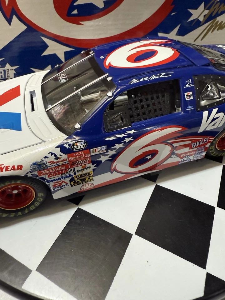 RARE* Mark Martin #6 VALVOLINE STARS & STRIPES 2000 Owners Series 1/24 Diecast - Image 4 of 4