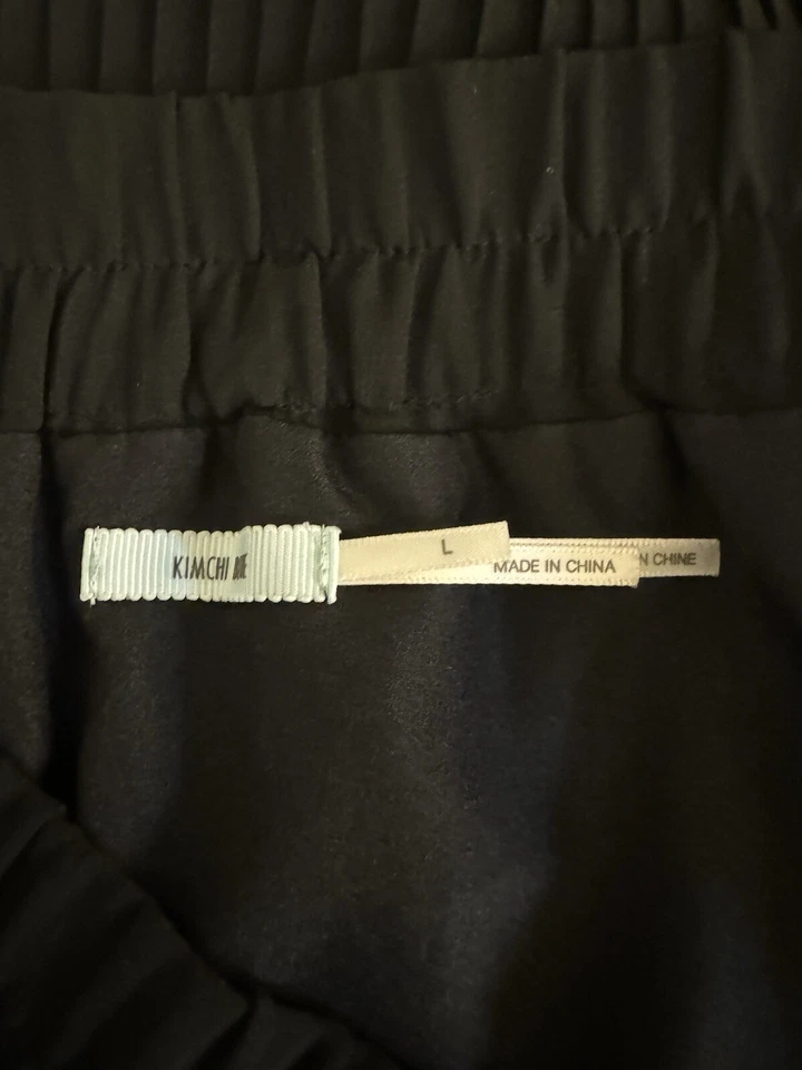 Falda asimétrica plisada negra lisa grande kimchi azul - Usada en excelente estado Foto 3 de 4