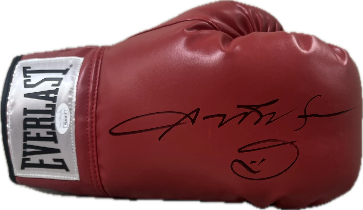 Autographe de Sugar Ray Leonard sur un gant everlast rouge
