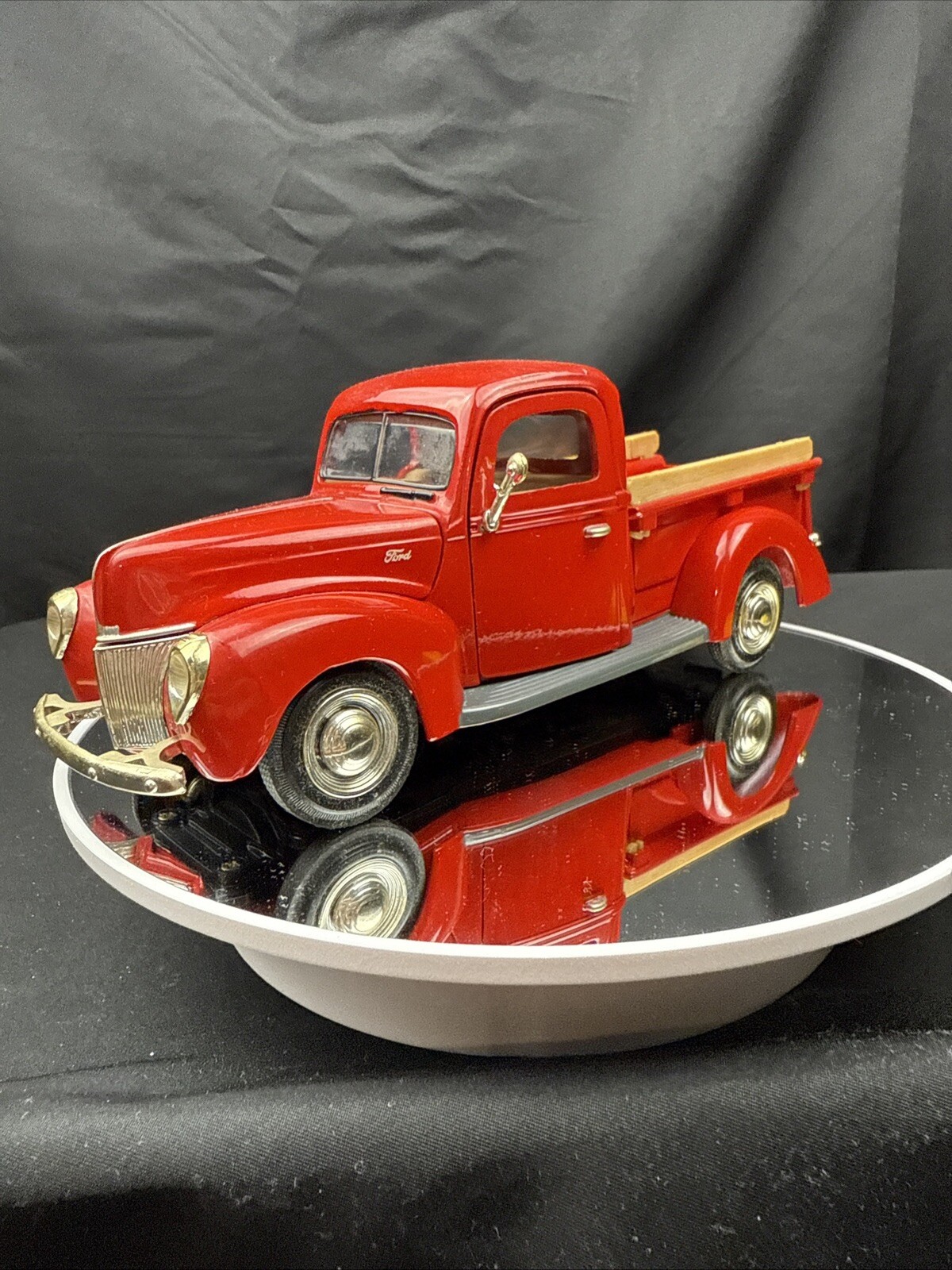 REDBOX 1940 Ford Pick Up 1:24 Diecast No. 68082 EUC VTG