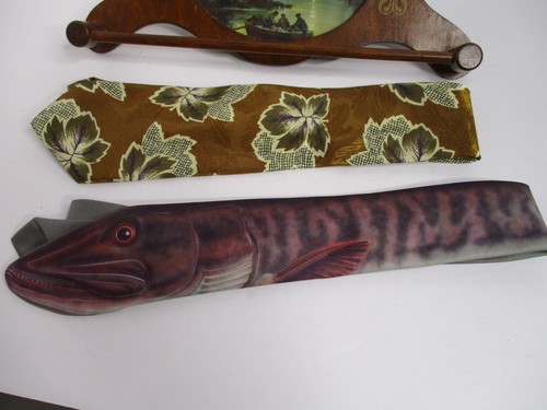 Vintage 1930 Wood Tie Rack w/Fishing Scene & ( 2 ) Ties, Fabriano & Ralph Marlin - 第 7/9 張圖片