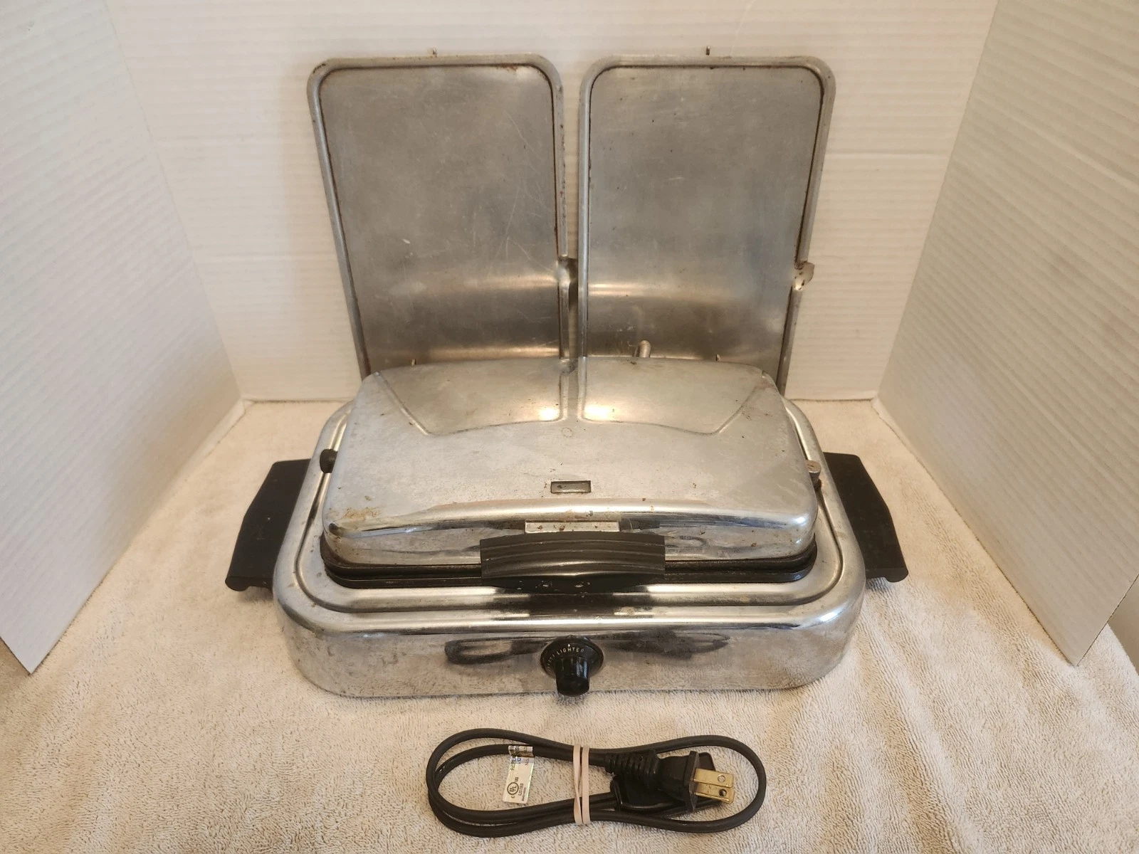 Vintage Montgomery Ward Waffle Iron/Auto Combination Cooker 35 DE-2109B