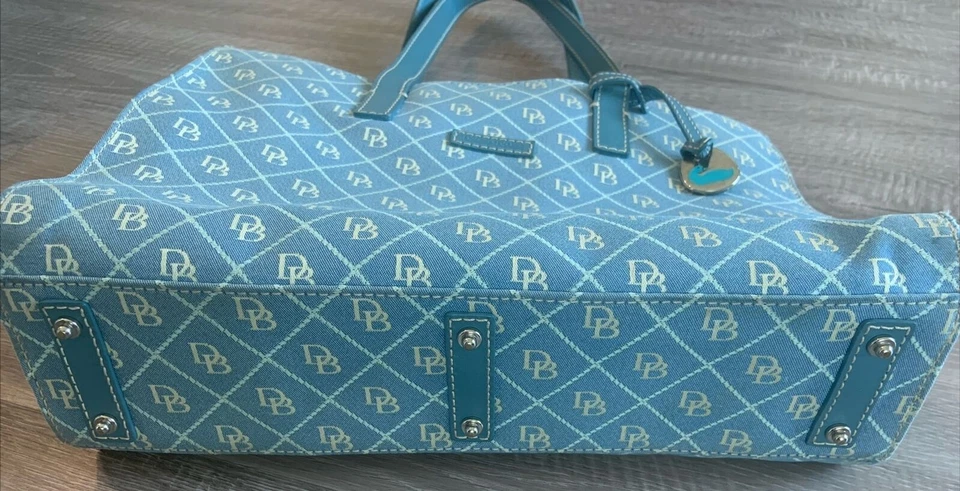 Bolsa de ombro Dooney & Bourke Signature GRANDE azul e branca East West - Imagem 2 de 4