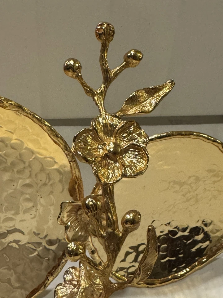 Bandeja dorada con mango de flores para decoración del hogar con forma de aperitivo y fruta con forma de dos pétalos Foto 4 de 4