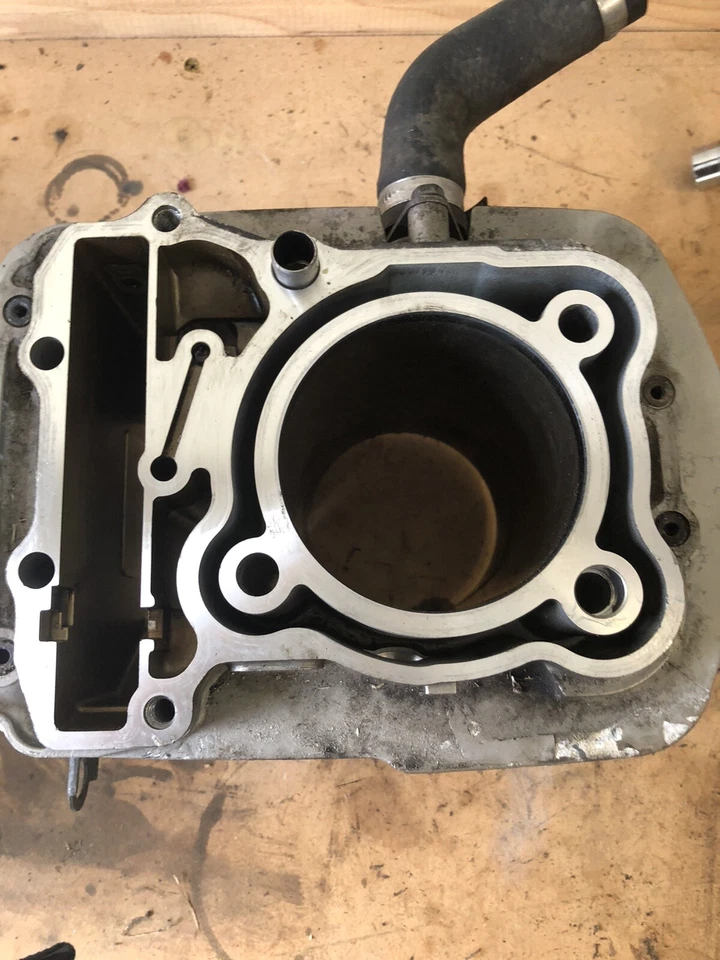 Jarra trasera cilindro motor Honda VTX1300R 2004 usada OEM VTX 1300 04 Foto 2 de 4