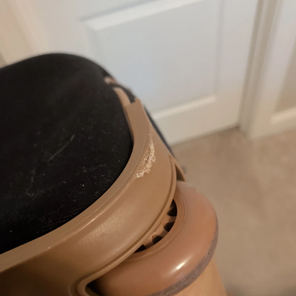 LONDON FOG CARRY ON WHEELED LUGGAGE 20” EXPANDABLE AND COMPACT-ABLE - Image 4 of 4