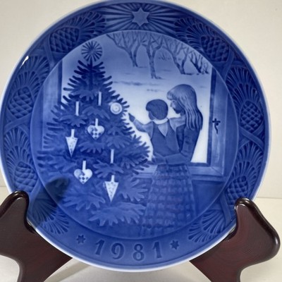 VintageRoyal Copenhagen 1981 Admiring The Christmas Tree Plate  7''