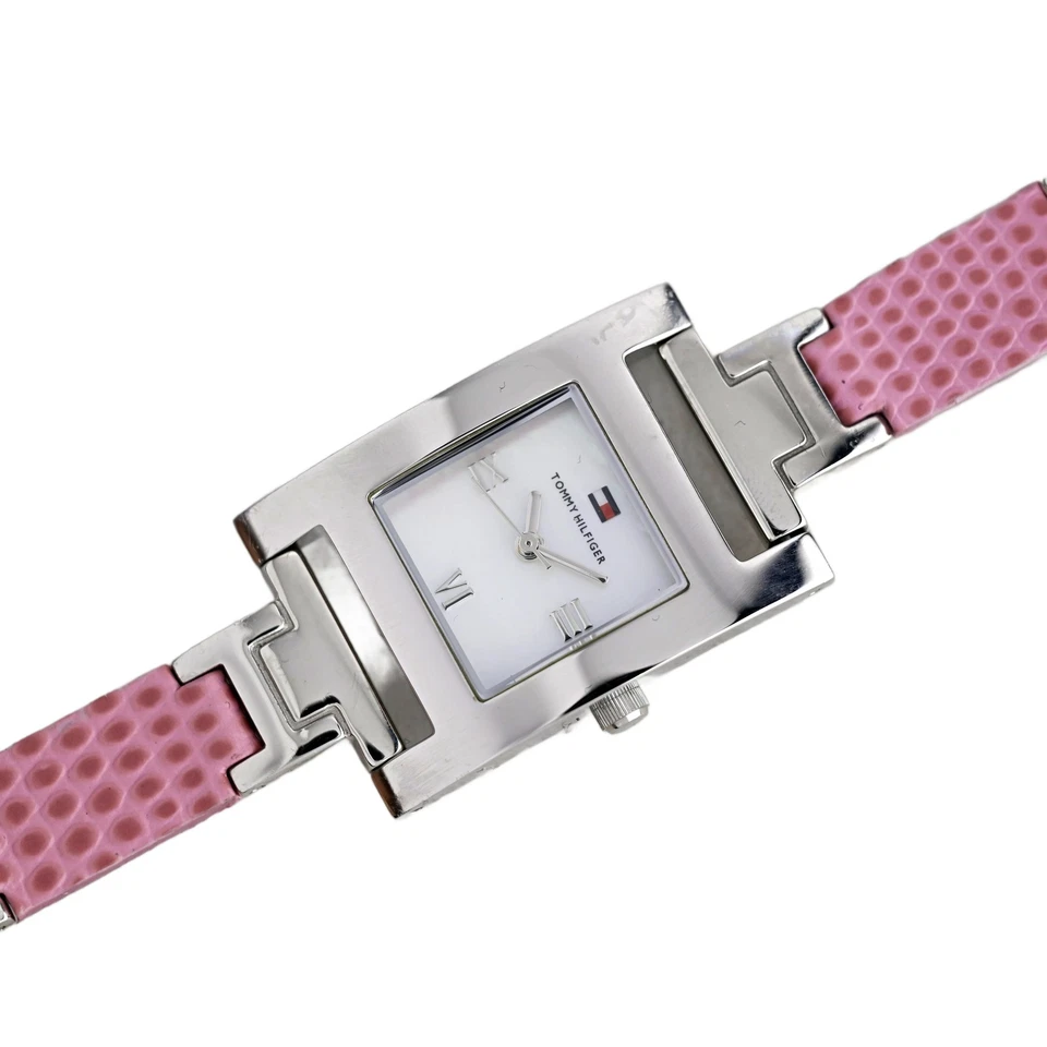 Reloj Tommy Hilfiger para mujer plateado rectangular esfera blanca correa de cuero rosa Foto 2 de 4