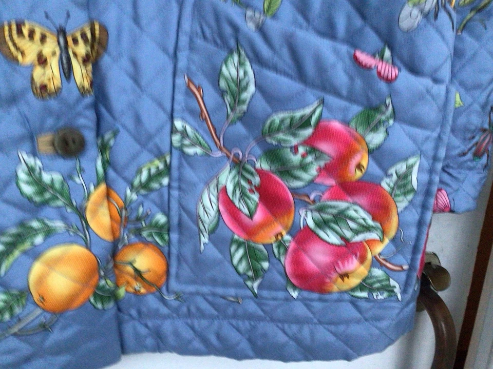 Jaqueta acolchoada j mclaughlin azul seda frutas e borboletas, 2 bolsos tamanho. Grande. - Imagem 4 de 4